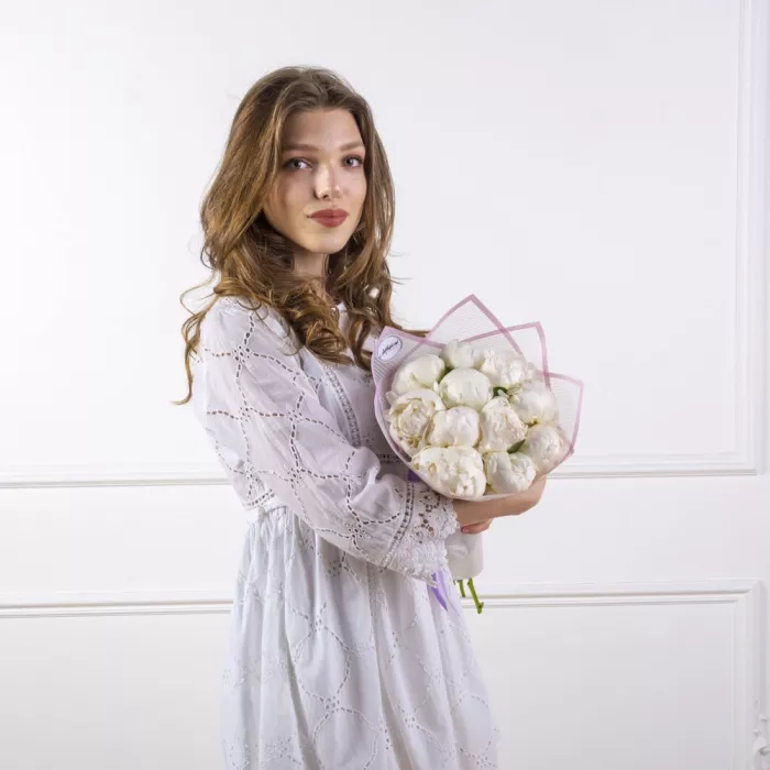 Букет из 11 белых пионов