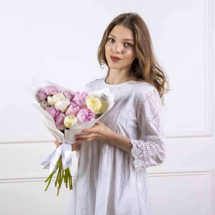 Букет из 13 разноцветных пионов