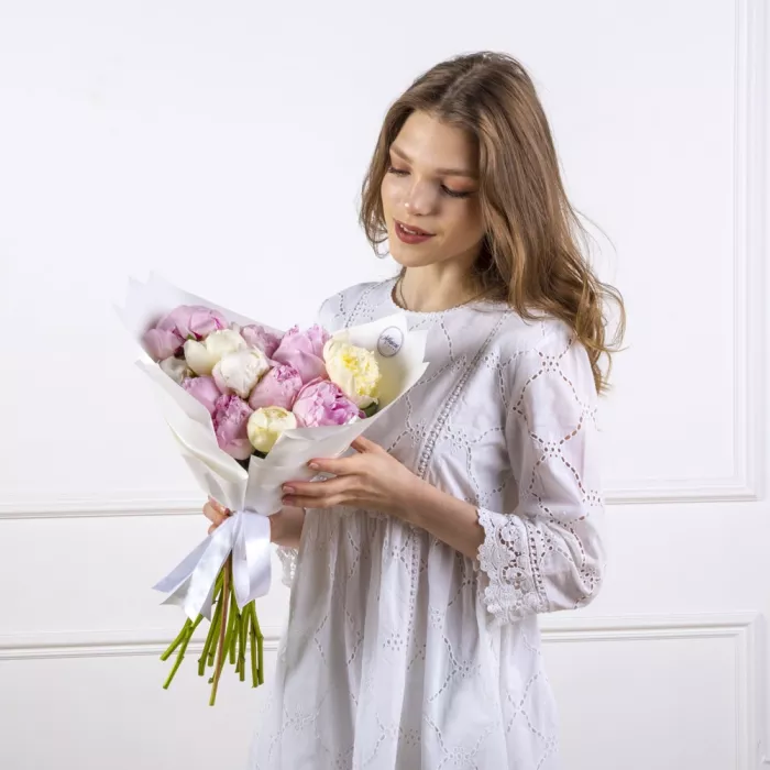 Букет из 13 разноцветных пионов