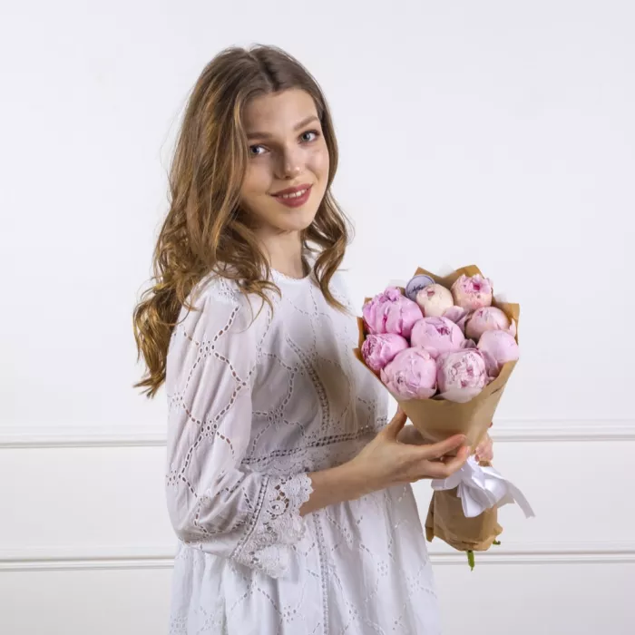 Букет из 9 розовых пионов