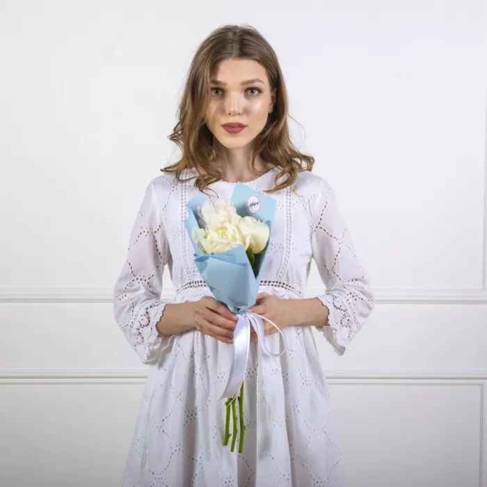 Букет из 3 белых пионов