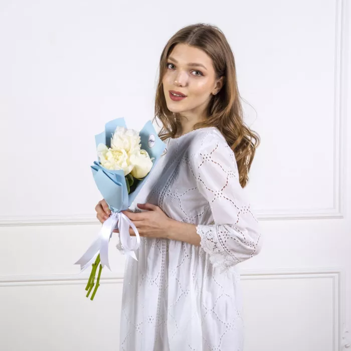 Букет из 3 белых пионов