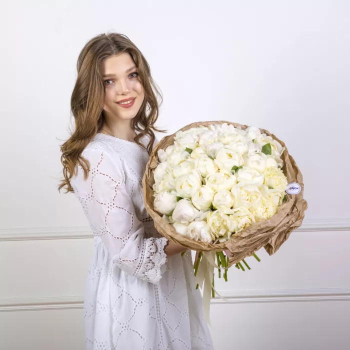 Букет из 35 белых пионов