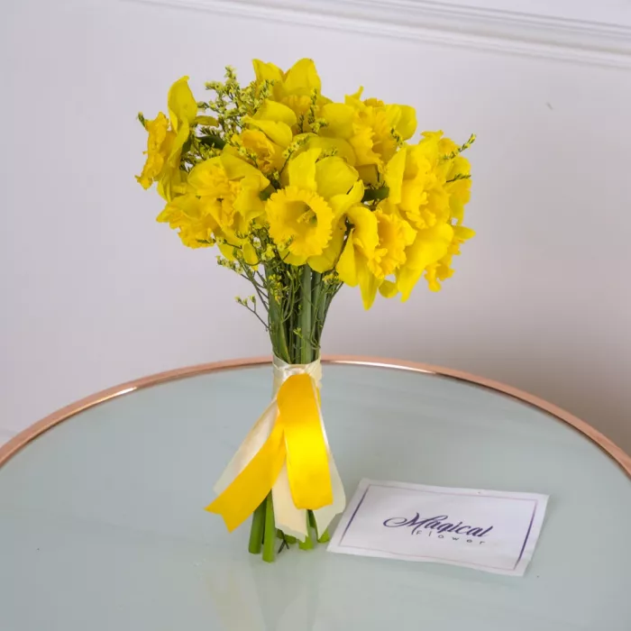 Букет из нарциссов и лимониума
