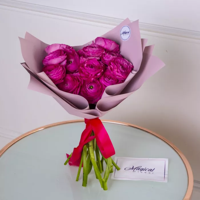 Букет из 15 малиновых ранункулюсов