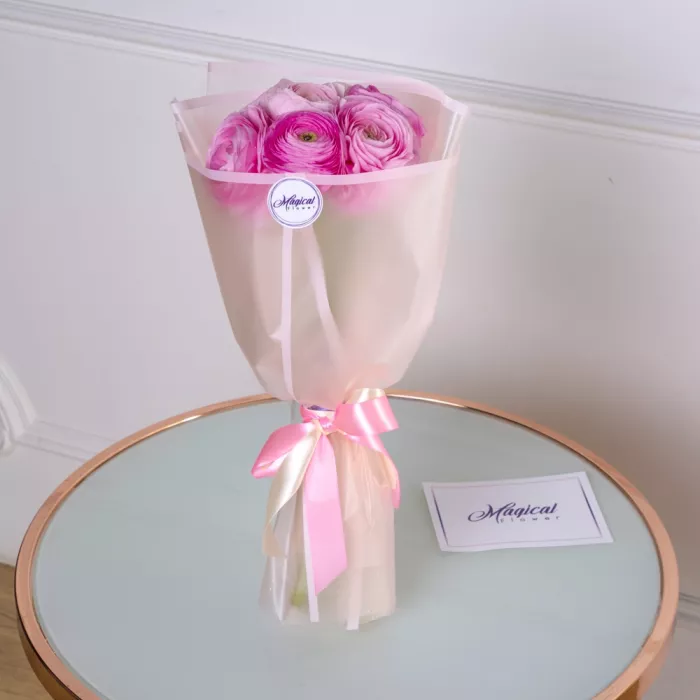 Букет из 7 розовых ранункулюсов