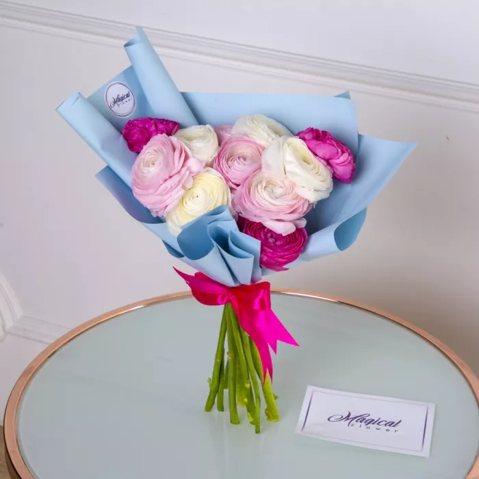 Букет из 11 разноцветных ранункулюсов