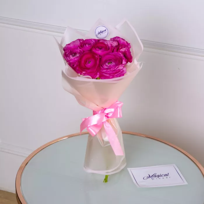 Букет из 9 малиновых ранункулюсов