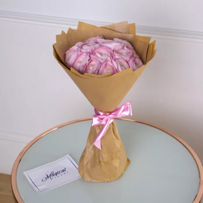 15 розовых ранункулюсов