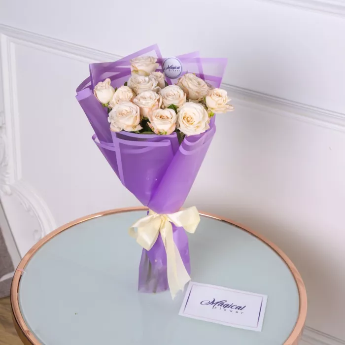 7 белых кустовых роз