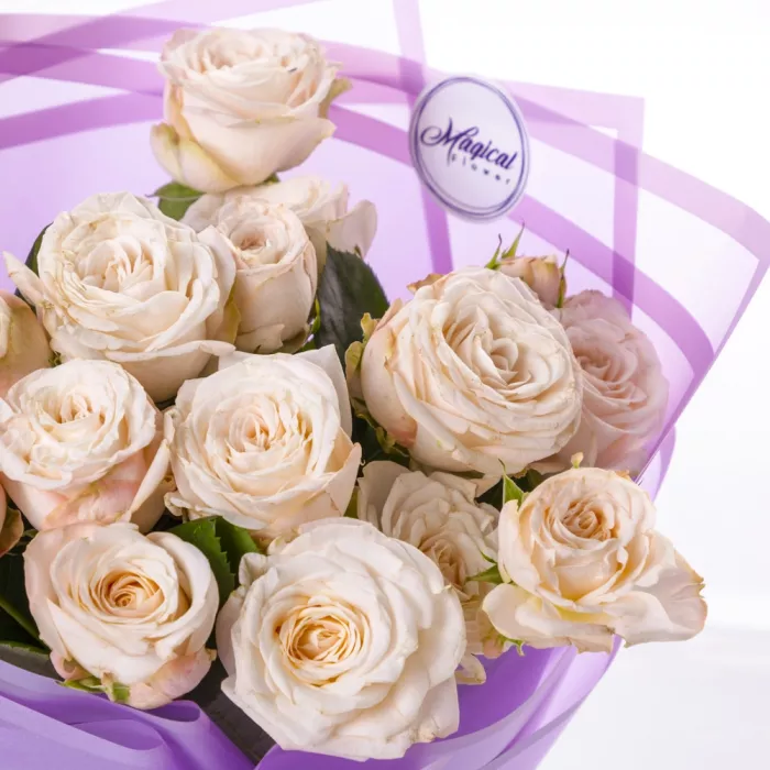 7 белых кустовых роз