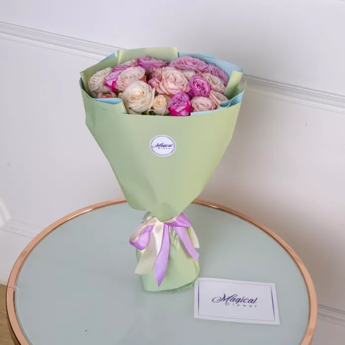 11 разноцветных кустовых роз