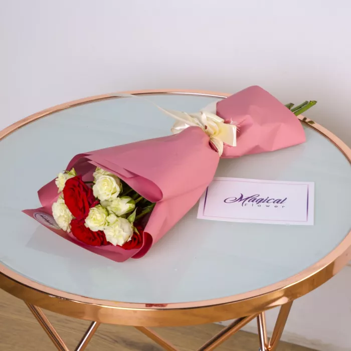 3 разноцветные кустовые розы