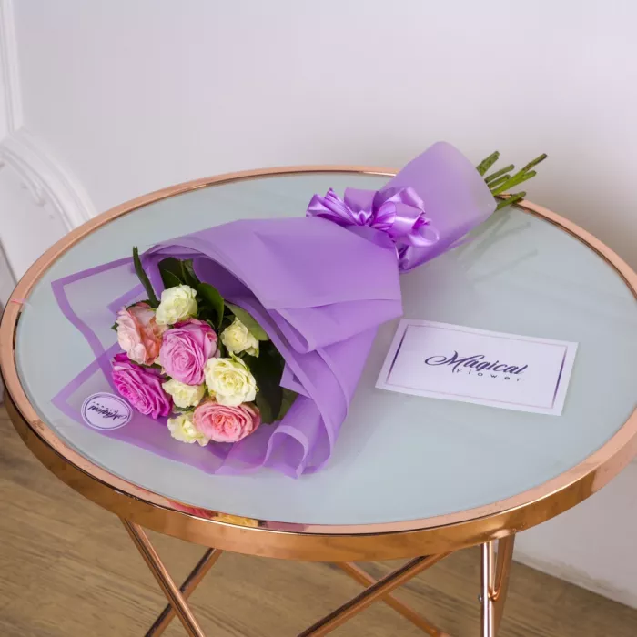 7 разноцветных кустовых роз