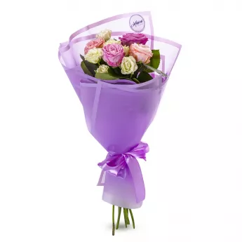 7 разноцветных кустовых роз