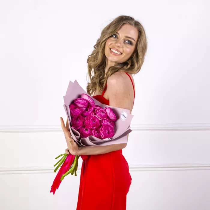 Букет из 15 малиновых ранункулюсов