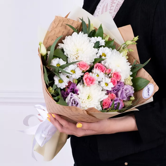 Букет из хризантем, кустовых роз и эустом