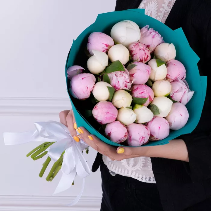 25 разноцветных пионов