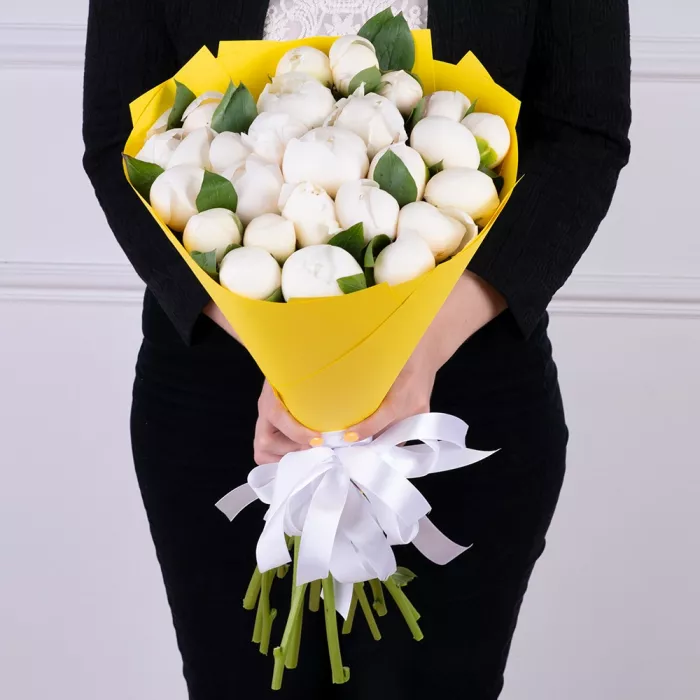 9 белых пионов