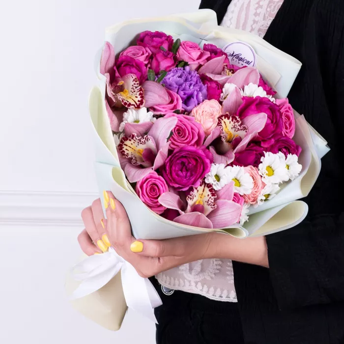 Букет из роз, сантини и орхидеи