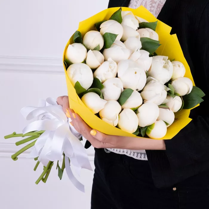 25 белых пионов в крафте