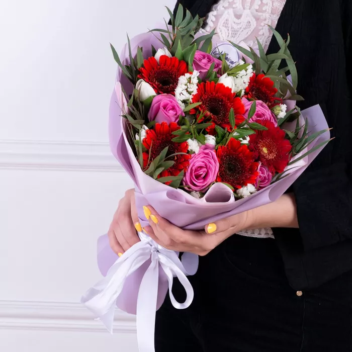 Букет из гербер, роз и эвкалипта