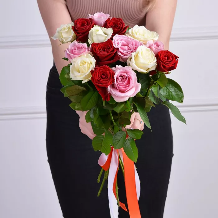 15 разноцветных роз 50 см