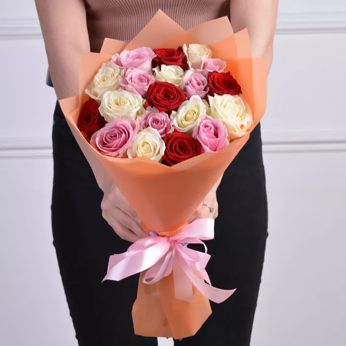 Букет из 19 разноцветных роз 50 см