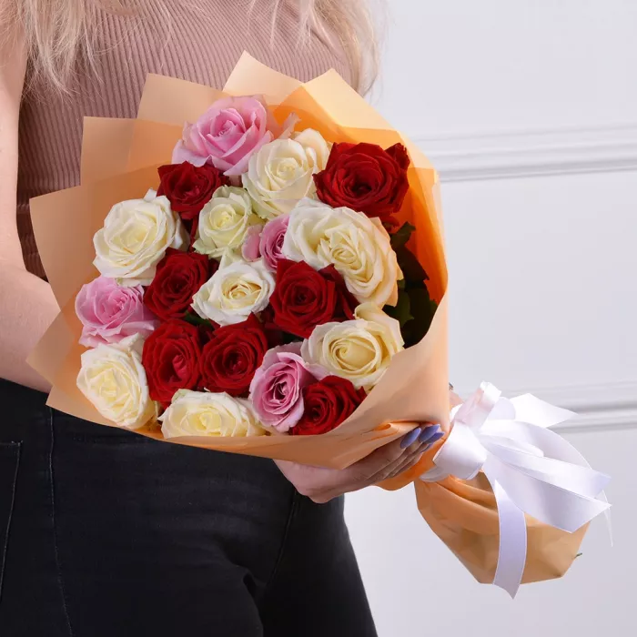 19 разноцветных роз 50 см