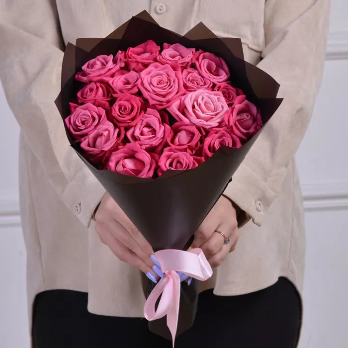 19 малиновых роз 50 см