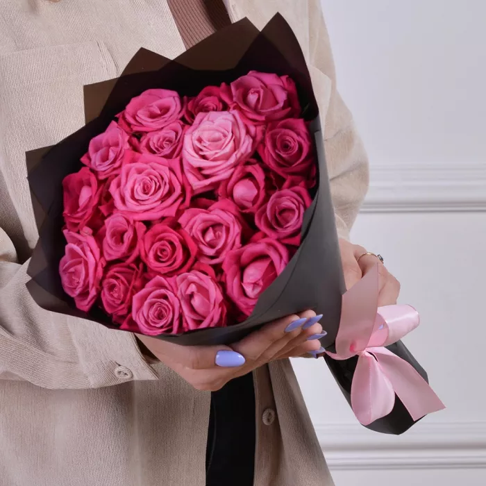 19 малиновых роз 50 см