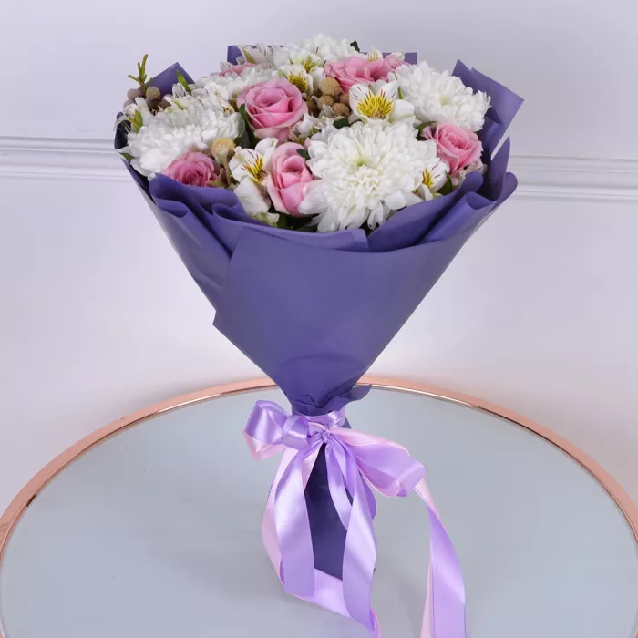 Букет из роз, хризантемы и сильвер брунии