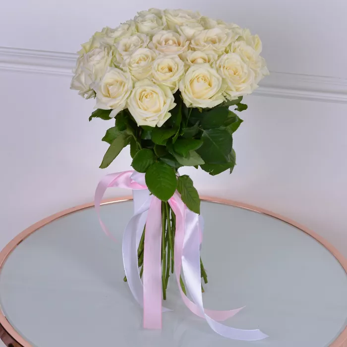 Букет из 25 белых роз 50 см