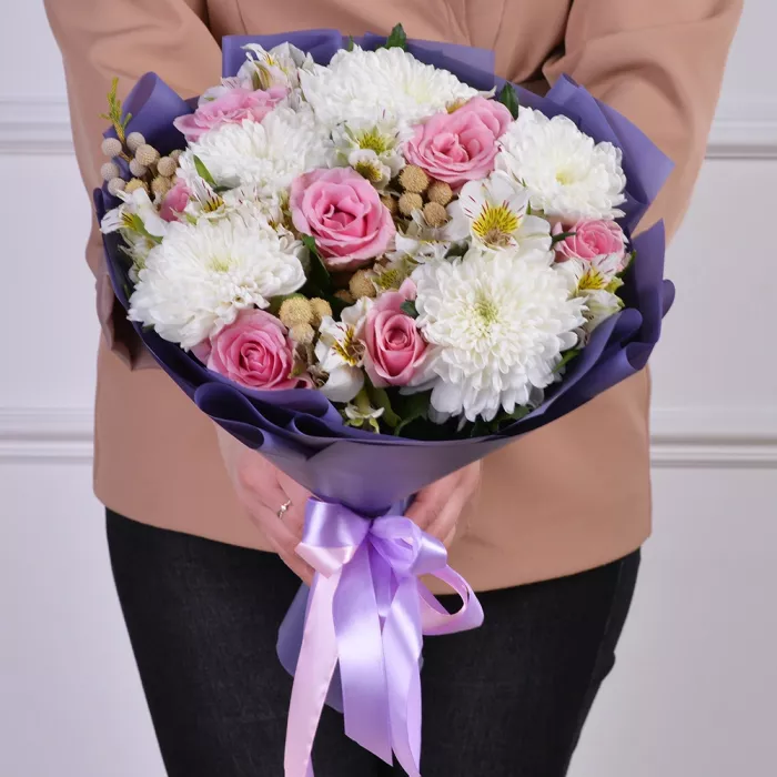 Букет из роз, хризантемы и сильвер брунии