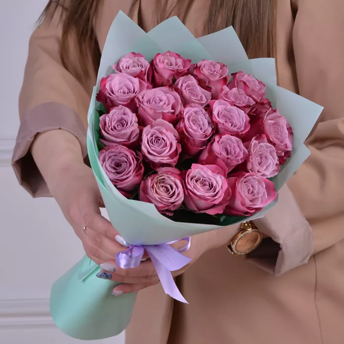 Букет из 19 сиреневых роз