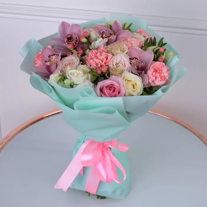 Букет из роз, орхидеи и гвоздики