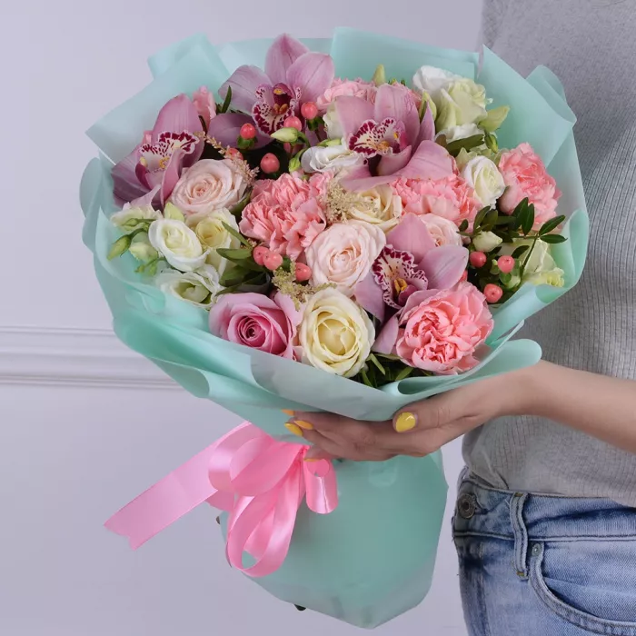 Букет из роз, орхидеи и гвоздики