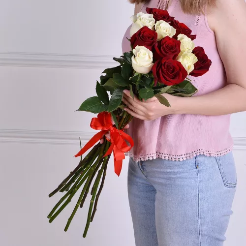 Букет девочке из 11 разноцветных роз Эквадор 70 см