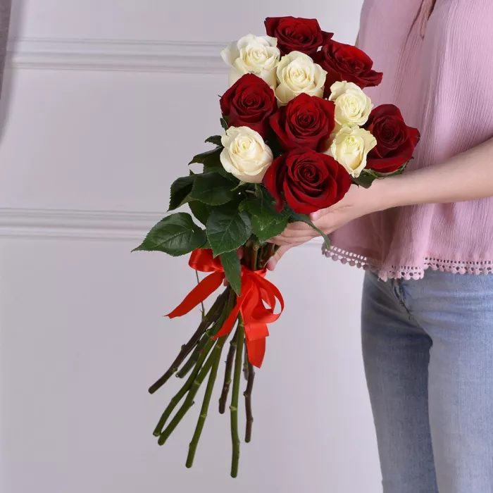 Букет из 11 разноцветных роз Эквадор 70 см