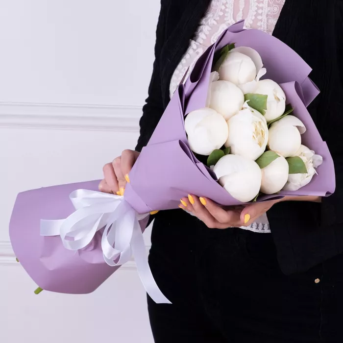 9 белых пионов