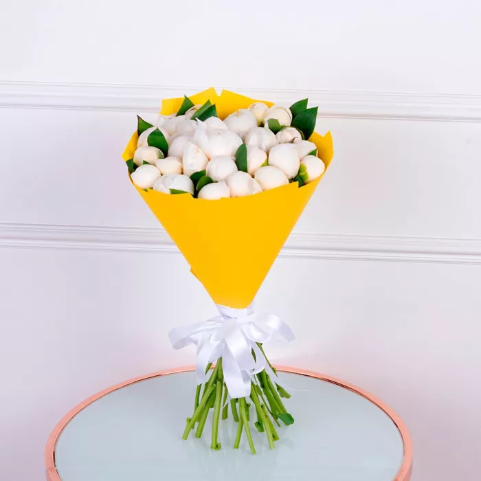 25 белых пионов в крафте