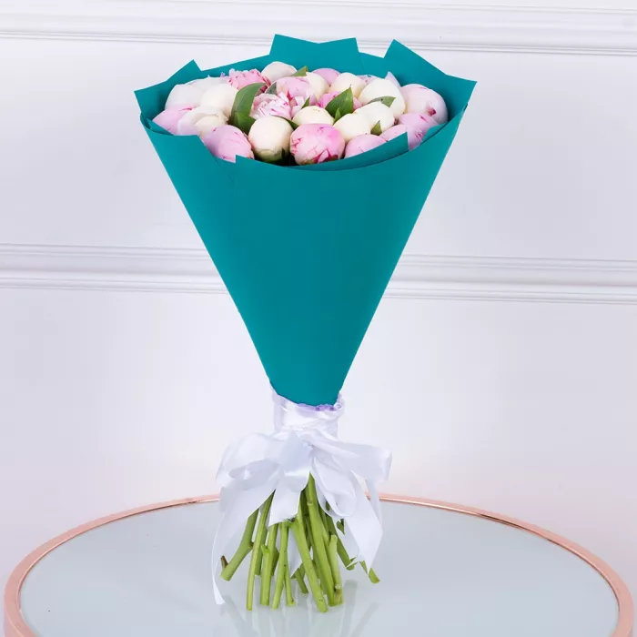 25 разноцветных пионов