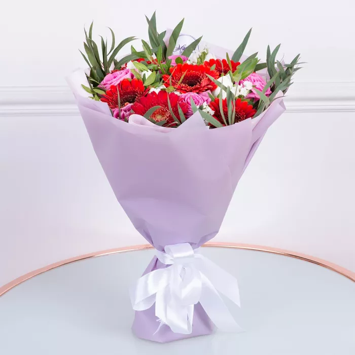 Букет из гербер, роз и эвкалипта