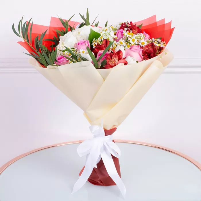 Букет из роз, гортензии и альстромерий