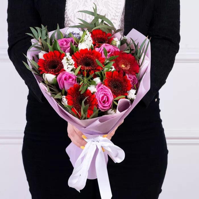 Букет из гербер, роз и эвкалипта