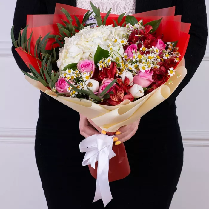 Букет из роз, гортензии и альстромерий