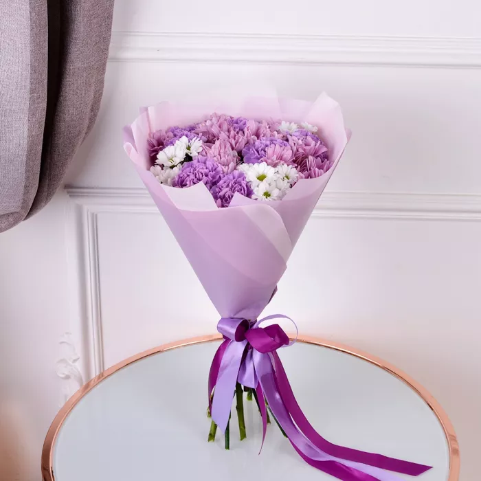 Букет из гвоздик и разноцветных хризантем