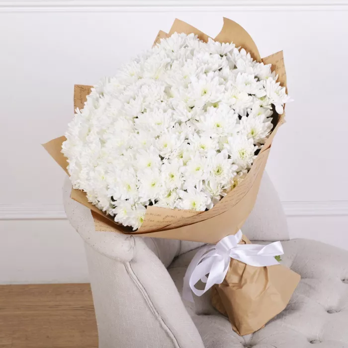 Букет из 25 белых хризантем в крафте