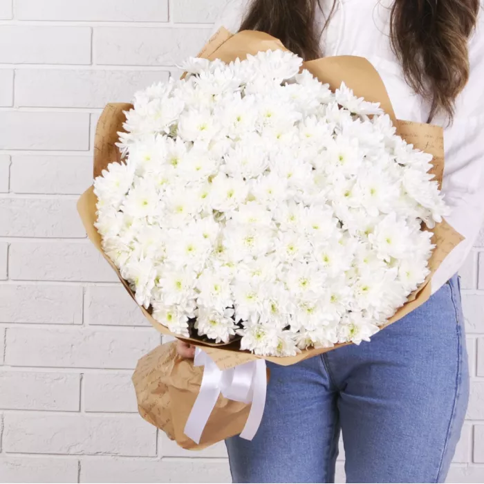 Букет из 25 белых хризантем в крафте