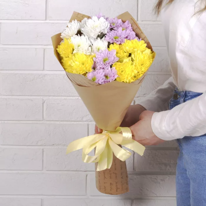 Букет из 5 разноцветных хризантем в крафте